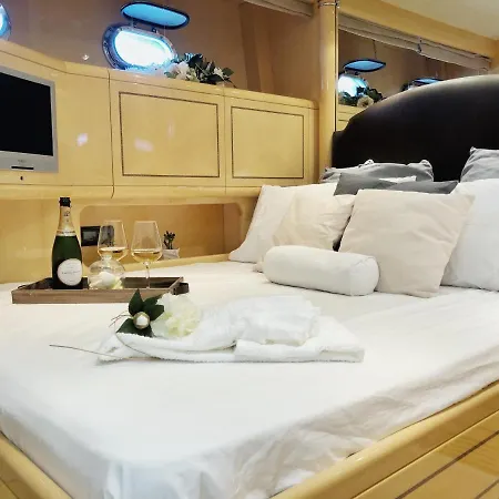 Botel Yacht
