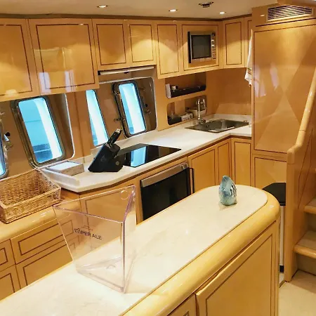 Botel Yacht