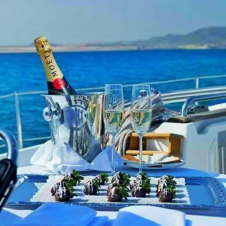 Botel Yacht *