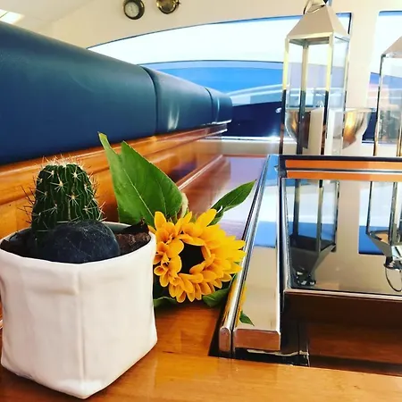 Botel Yacht