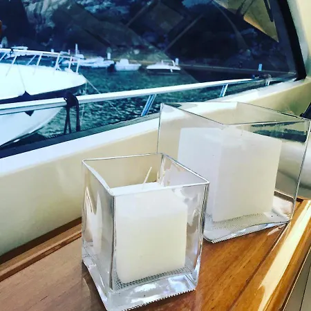 Botel Yacht *