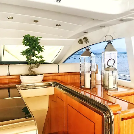 Botel Yacht